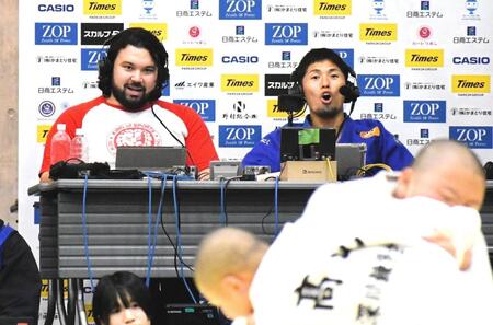 　新日本プロレスＴシャツを着て小学生大会のゲスト解説を務めたウルフ・アロン（左）。右はドンマイ川端