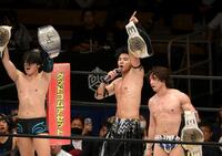 　王座防衛を果たして声援に応える（左から）Ｔｏ－ｙ、武知海青、上野勇希（撮影・堀内翔）