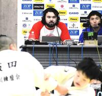 　小学生大会のゲスト解説を務めたウルフ・アロン（中央）。右はドンマイ川端