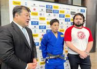 　新日本プロレスＴシャツを着て小学生大会のゲスト解説を務めたウルフ・アロン（右）。左は大会を企画・運営する吉田秀彦氏、中央はドンマイ川端