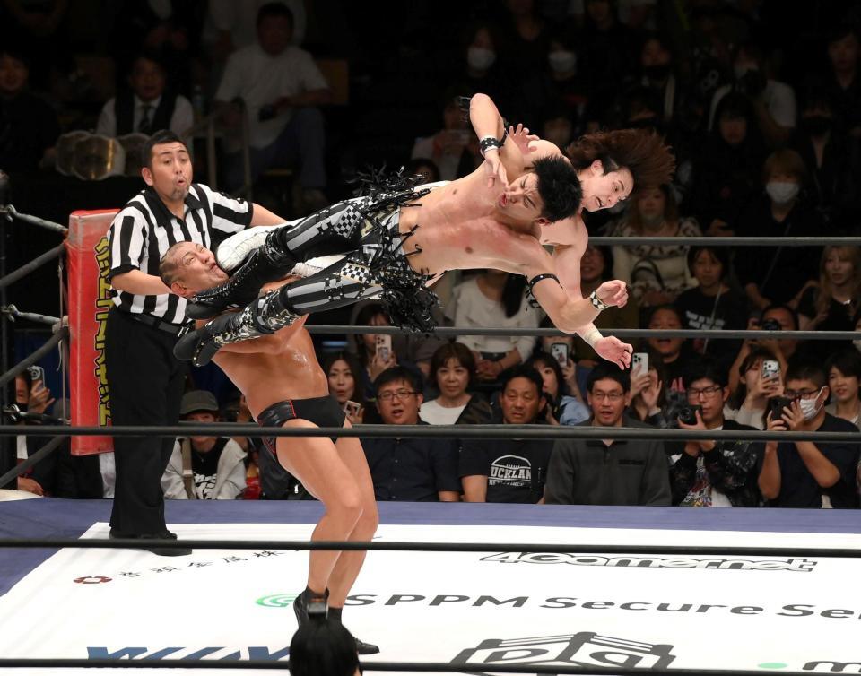 　鈴木みのる（左）を攻める武知海青と上野勇希（後方）＝撮影・堀内翔