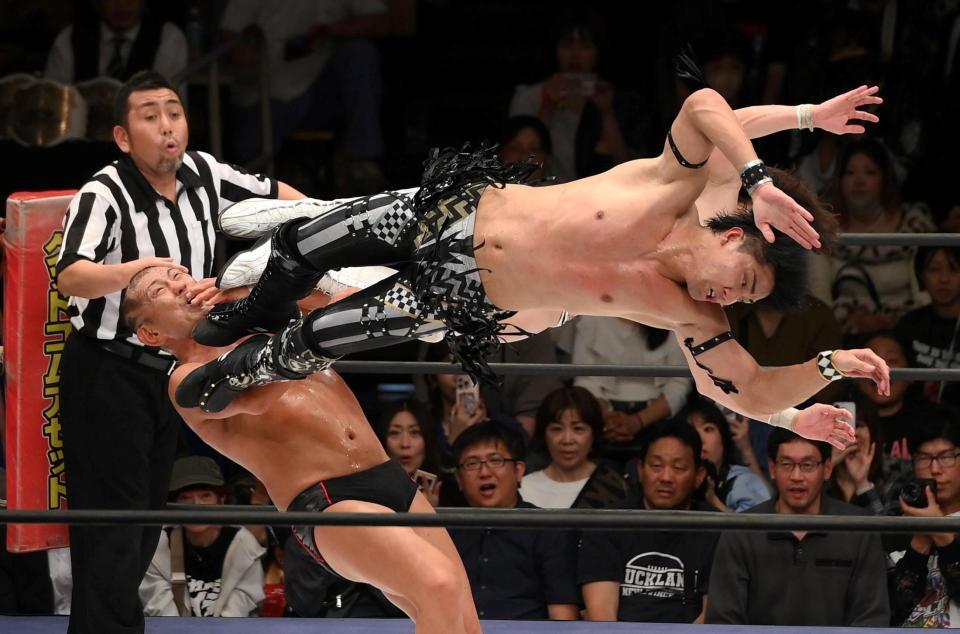 　鈴木みのる（左）を攻める武知海青（撮影・堀内翔）