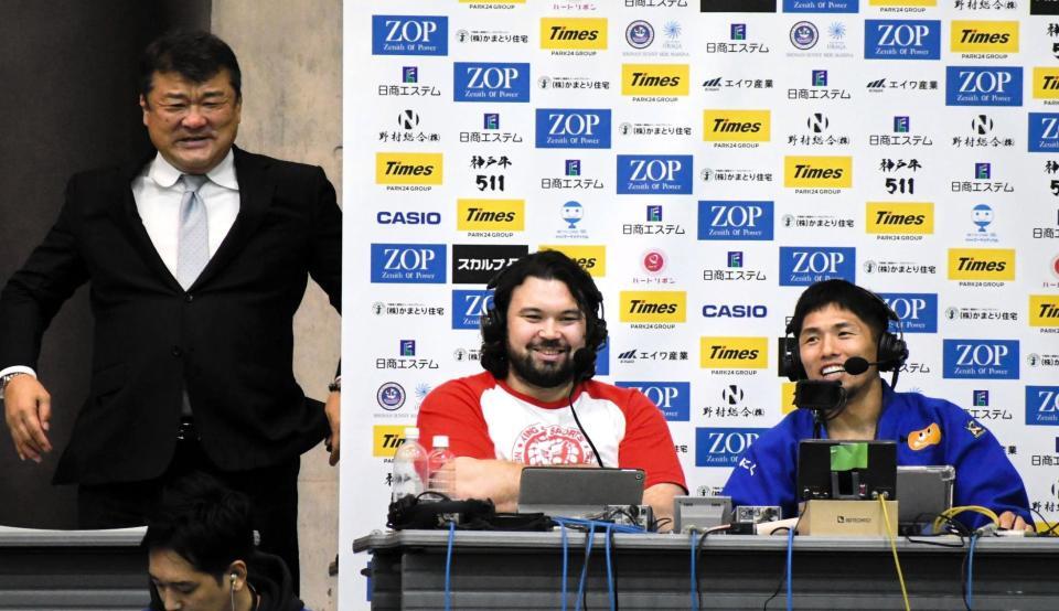 　新日本プロレスＴシャツを着て小学生大会のゲスト解説を務めたウルフ・アロン（中央）。左は大会を企画・運営する吉田秀彦氏、右はドンマイ川端