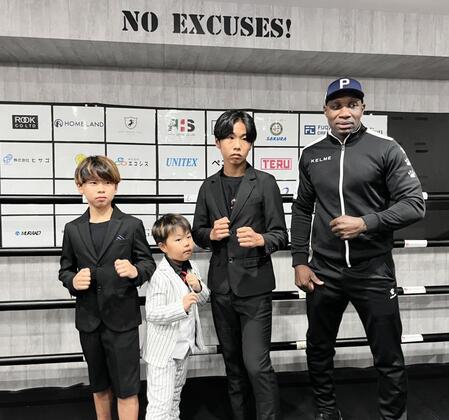 　北山３兄弟の（左から）獅王虎、鷹刀、龍登とモスケラトレーナー