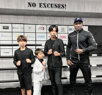 　北山３兄弟の（左から）獅王虎、鷹刀、龍登とモスケラトレーナー