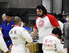　新日本プロレスＴシャツを着て小学生大会のゲスト解説を務めたウルフ・アロン（中央）。優勝チームの選手に副賞を手渡す