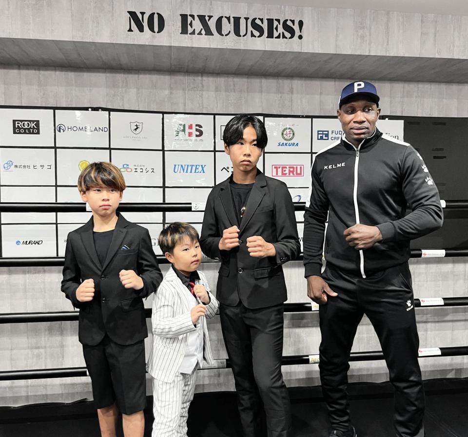 　北山３兄弟の（左から）獅王虎、鷹刀、龍登とモスケラトレーナー