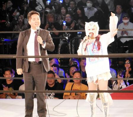 　スターダムの岡田太郎社長（左）とスターライト・キッド