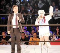 　スターダムの岡田太郎社長（左）とスターライト・キッド