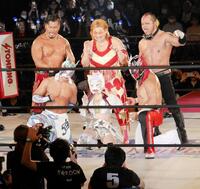 　メインを締めた（前列左から）ドラゴン・キッド、スターライト・キッド、エル・デスペラード（後列左から）鷹木信悟、井上京子、葛西純