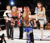 　スターライト・キッド１０周年興行に出場し、妃南（手前）を攻める（左から）ラム会長、吏南、里歩