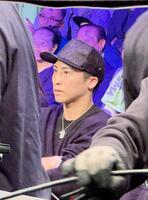 　ジムの後輩である荒竹一真のまさかのＴＫＯ負けに、リングサイドから厳しい表情で見つめる井上尚弥