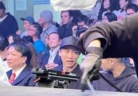 　ジムの後輩である荒竹一真のまさかのＴＫＯ負けに、厳しい表情で会話する井上尚弥（中央）と井上拓真（右）。左は大橋秀行会長