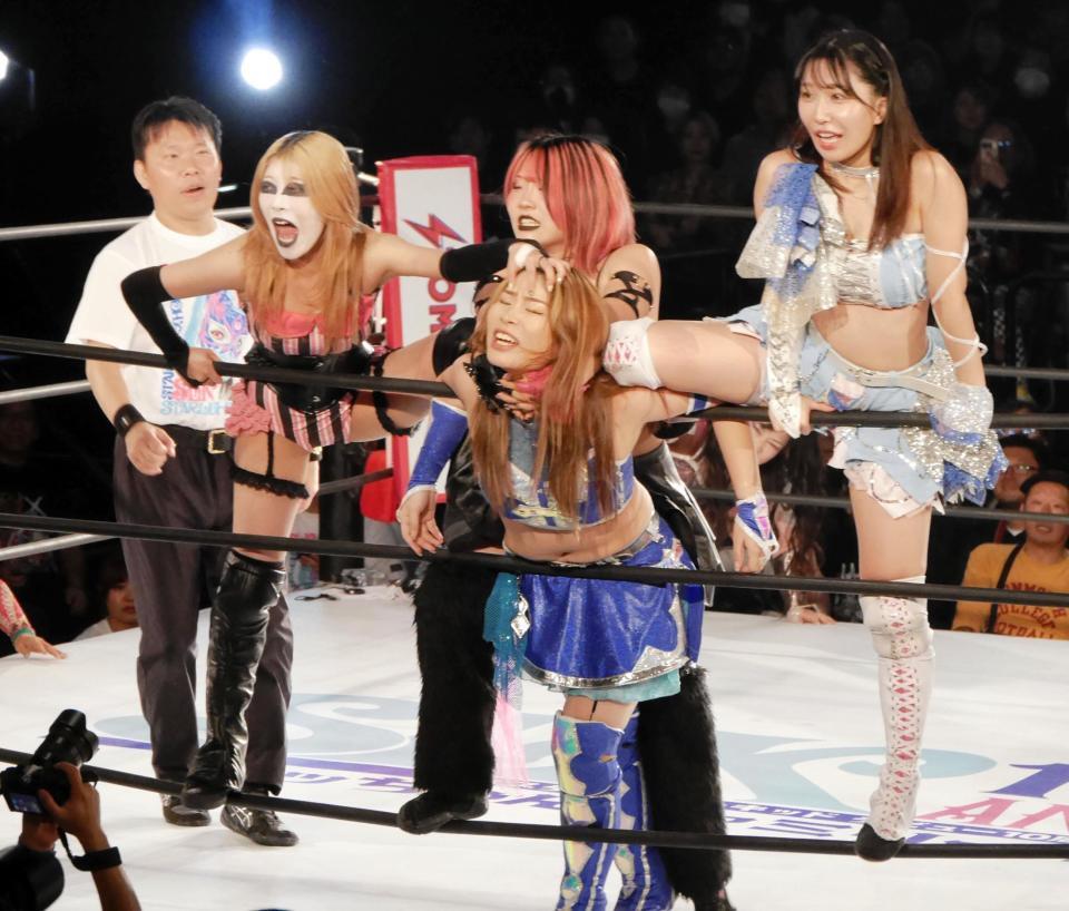 　スターライト・キッド１０周年興行に出場し、妃南（手前）を攻める（左から）ラム会長、吏南、里歩