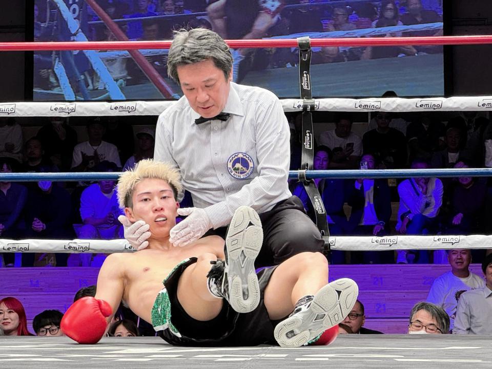 　３回に３度ダウンを喫し、レフェリーストップでＴＫＯ負けとなった荒竹一真