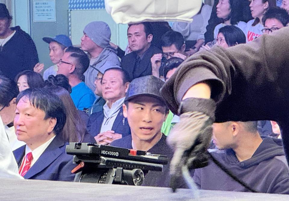 　ジムの後輩である荒竹一真のまさかのＴＫＯ負けに、厳しい表情で会話する井上尚弥（中央）と井上拓真（右）。左は大橋秀行会長