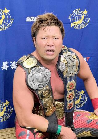 　潮崎豪との激闘の末に三冠ヘビー級王座を初防衛した王者・宮原健斗