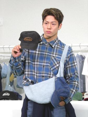 　写真撮影に応じる三浦孝太