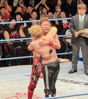 　激闘の末に三冠ヘビー級王座を初防衛した後、全日本マットに出戻った潮崎豪（手前）を認めてハグした王者・宮原健斗