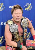 　潮崎豪との激闘の末に三冠ヘビー級王座を初防衛した王者・宮原健斗