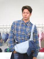 　写真撮影に応じる三浦孝太