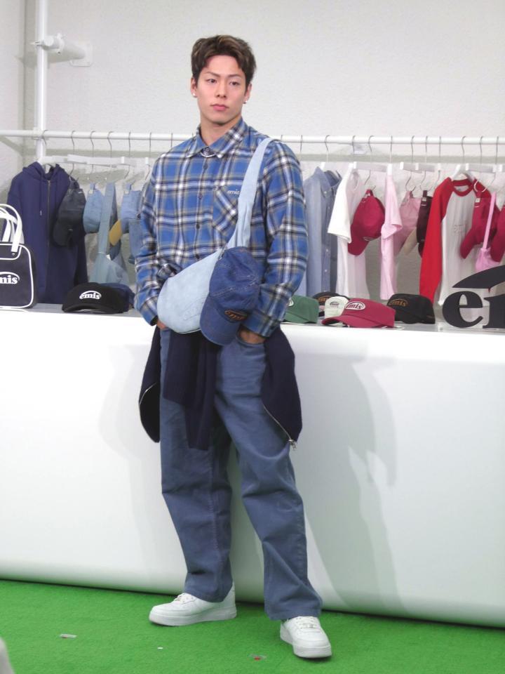 　写真撮影に応じる三浦孝太