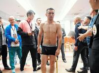 　前日計量で体重超過となった五輪２連覇のハサンボイ・ドゥスマトフ＝主催者提供