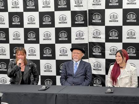 　両国大会の前日会見に出席した岩谷麻優（左）が号泣し、笑みを浮かべるイヨ・スカイ（右）。中央はロッシー小川代表