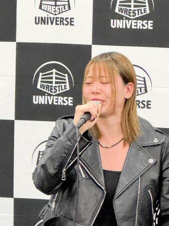 　両国大会の前日会見で、イヨ・スカイとの激突を前に号泣する岩谷麻優