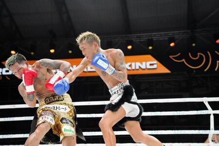 　カシメロ（左）を攻める亀田京之介（右）＝主催者提供