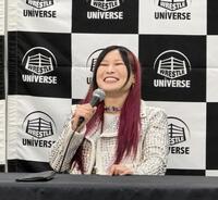 　両国大会の前日会見で対戦する岩谷麻優が号泣してしまい、苦笑いするイヨ・スカイ