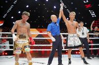 　カシメロ（左）に判定勝ちした亀田京之介（右）＝主催者提供