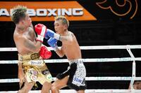 　カシメロ（左）を攻める亀田京之介（右）＝主催者提供