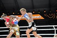 　カシメロ（左）を攻める亀田京之介（右）＝主催者提供