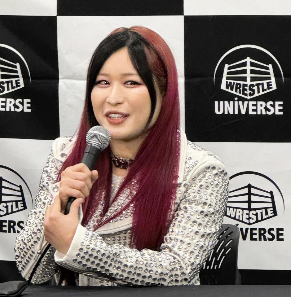 　両国大会の前日会見で対戦する岩谷麻優が号泣してしまい、苦笑いするイヨ・スカイ