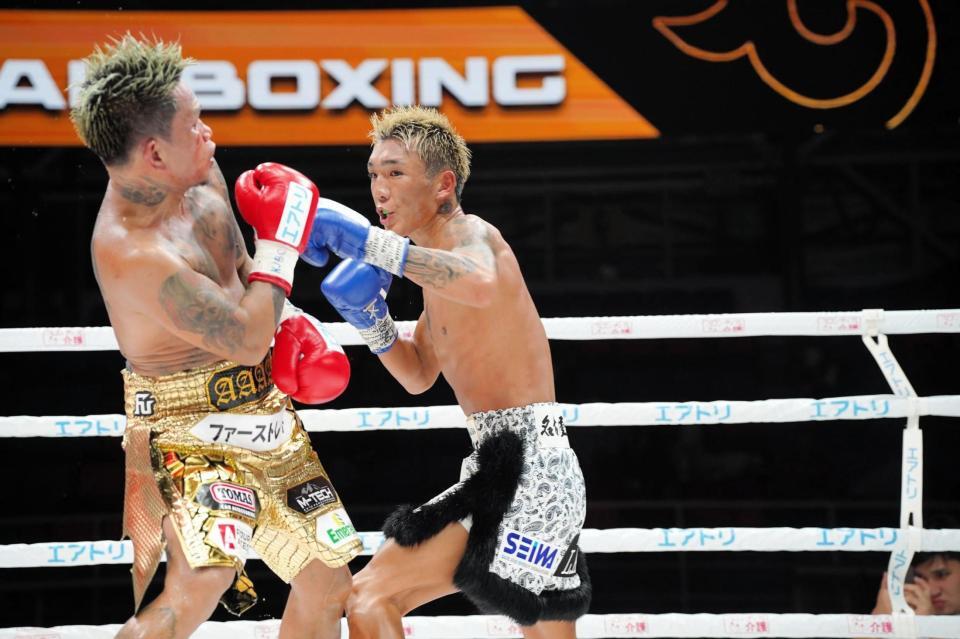 　カシメロ（左）を攻める亀田京之介（右）＝主催者提供