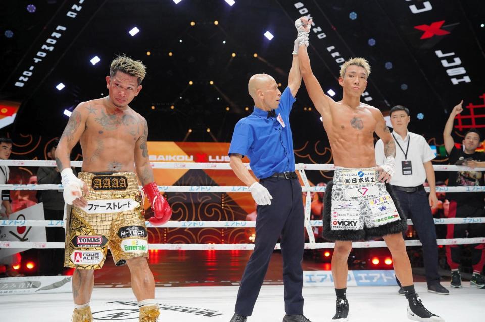 　カシメロ（左）に判定勝ちした亀田京之介（右）＝主催者提供