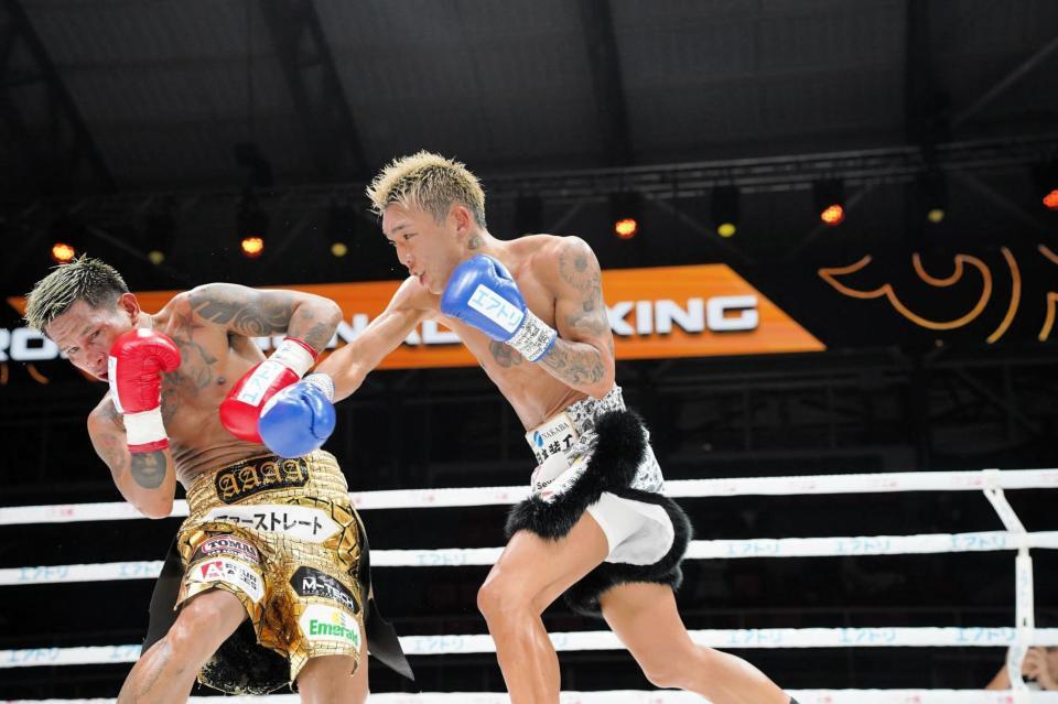 　カシメロ（左）を攻める亀田京之介（右）＝主催者提供