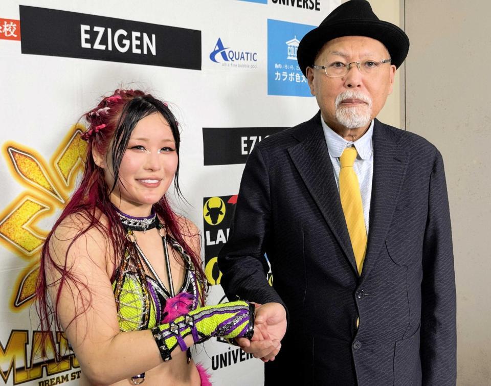 　ロッシー小川代表（右）と握手を交わすＷＷＥのイヨ・スカイ