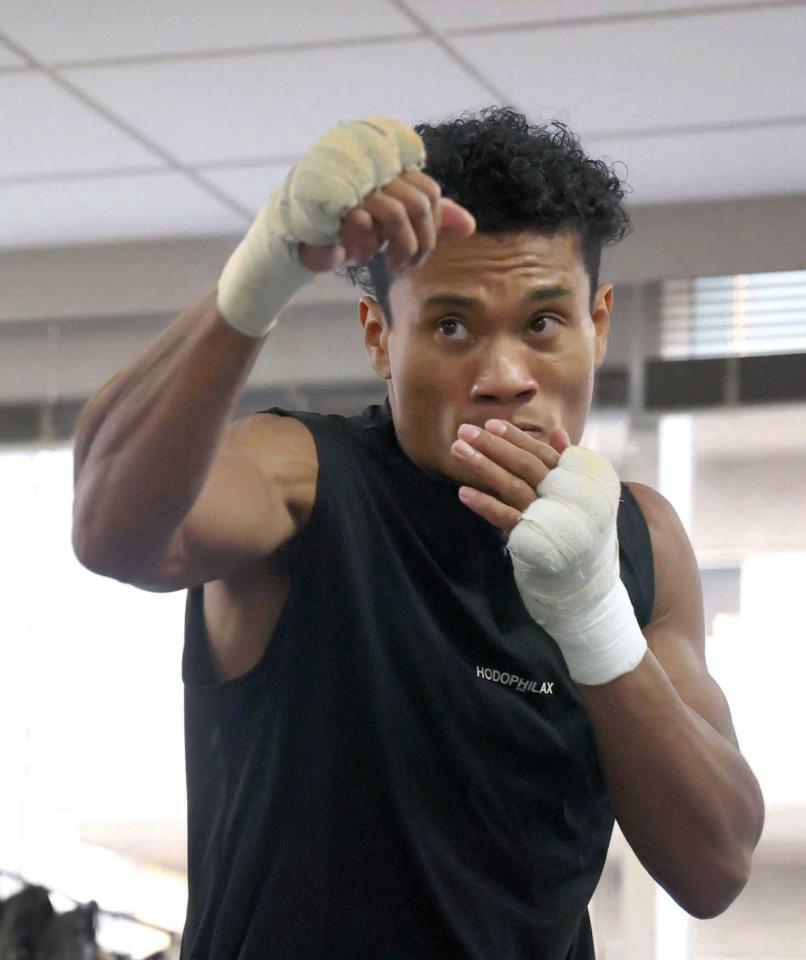 　練習を公開した平岡アンディ（撮影・石井剣太郎）