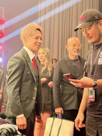 　新キックイベント「ＧＯＡＴ」で解説を務めた武尊（左）と大会後に談笑したＯＮＥのチャトリＣＥＯ（右端）