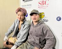 　新キックイベント「ＧＯＡＴ」のメインで初回ＫＯ勝ちした那須川龍心（左）とインタビューに乱入した兄の那須川天心