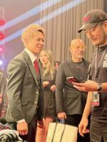 　新キックイベント「ＧＯＡＴ」で解説を務めた武尊（左）と大会後に談笑したＯＮＥのチャトリＣＥＯ（右端）