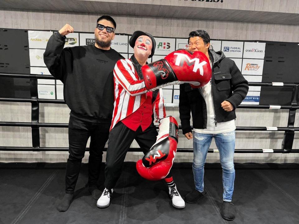 　会見に臨んだ（左から）但馬ミツロ、さくらサーカスのハンス、亀田和毅