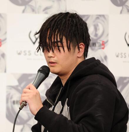 　意気込みを語るドラゴン（撮影・佐々木彰尚）