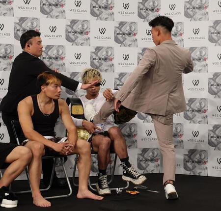 　ボク（右から２人目）を蹴飛ばすしゅー（撮影・佐々木彰尚）