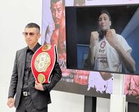 　１２・２７愛知で世界戦が発表されたＩＢＦ世界フライ級王者の矢吹正道（左）と指名挑戦者フェリックス・アルバラード