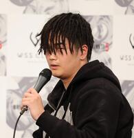 　意気込みを語るドラゴン（撮影・佐々木彰尚）