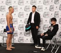 　オビエル（左）から挑発されるドラゴン（撮影・佐々木彰尚）