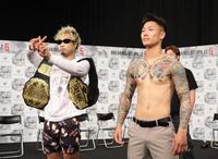 　ポーズを決めるボク（左）としゅー（撮影・佐々木彰尚）